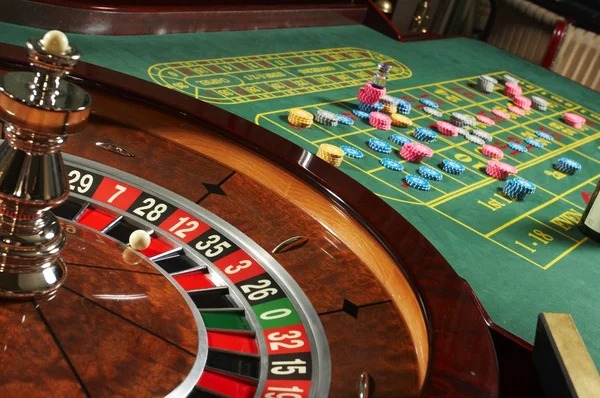Mid-range American Roulette table on momo128